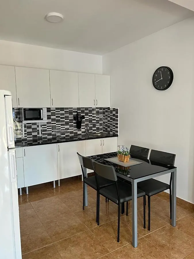 Daisal Apartment: Beachside 2-Bedroom with Balcony Santa Maria