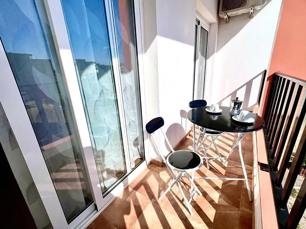 Daisal Apartment: Beachside 2-Bedroom with Balcony Santa Maria