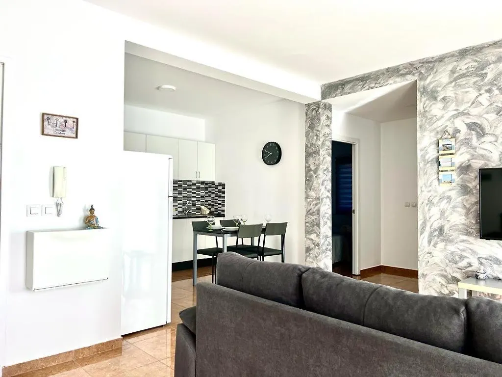 Daisal Apartment: Beachside 2-Bedroom with Balcony Santa Maria